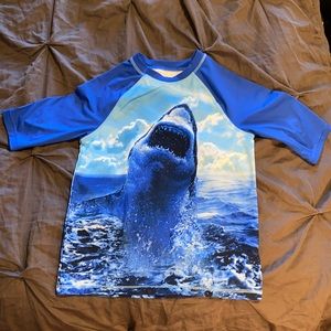 Sz L water shirt with graphic ocean shark